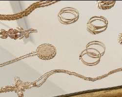 She loves jewelry like rings, earrings and chains and often shares its photographs on the photo-sharing app.